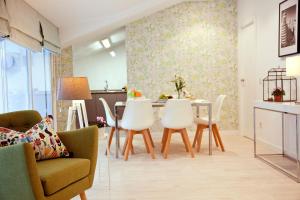 Kuchnia lub aneks kuchenny w obiekcie Feelathome Madrid Suites Apartments