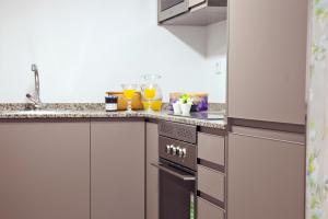 Kuchnia lub aneks kuchenny w obiekcie Feelathome Madrid Suites Apartments