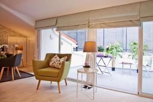 salon z krzesłem i stołem w obiekcie Feelathome Madrid Suites Apartments w Madrycie