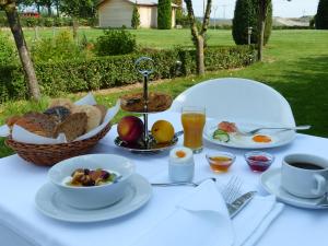 einen weißen Tisch mit einem Frühstück mit Brot und Saft in der Unterkunft Hotel Zielonka in Hochheim am Main