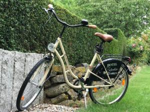 una bicicletta parcheggiata accanto a un muro di pietra di Hotel Zielonka a Hochheim am Main