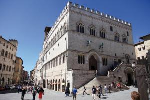 een groep mensen die voor een gebouw lopen bij B&b Arco Etrusco in Perugia