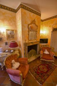 a living room with a fireplace and chairs at La maison delle favole in Desenzano del Garda