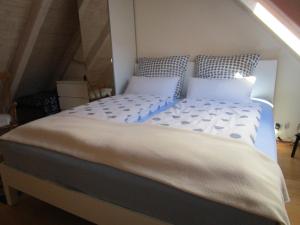 Ein Bett oder Betten in einem Zimmer der Unterkunft Ferienwohnung Spessart