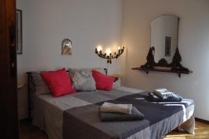 スコペッロにあるValsesia, Monterosa, ampio bilocale, piscina, tennisのベッドルーム1室(大型ベッド1台、赤い枕付)