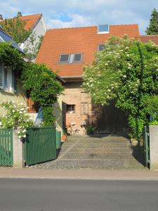 Straßbessenbach的住宿－Ferienwohnung Spessart，一座带橙色屋顶和车道的房子