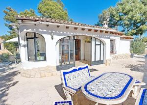 ein Paar blaue Stühle vor einem Haus in der Unterkunft Villa Yvonne - chill out, free WIFI, close to facilities in Benissa