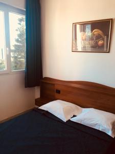 Postel nebo postele na pokoji v ubytování Hôtel Sampiero + 16 fotografií