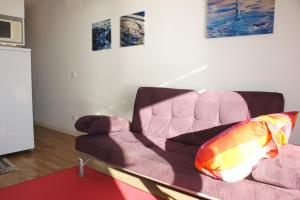 エンプリアブラバにあるGoldhome - Sylviaのピンクのソファと絵画が飾られたリビングルーム