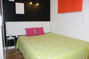 エンプリアブラバにあるGoldhome - Sylviaのベッドルーム1室(紫色の枕2つ付きのベッド1台付)