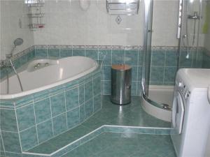 y baño con bañera, aseo y ducha. en Apartman JITKA Protivin, en Protivín