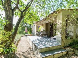 einem externen Blick auf ein Steinhaus mit einer Veranda in der Unterkunft Beautiful riverside villa in Entrecasteaux in Entrecasteaux
