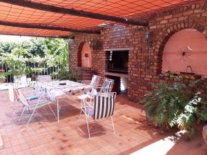 a table and chairs on a brick patio at Stiltevrede in Upington