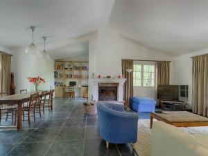 sala de estar con mesa y chimenea en Beautiful riverside villa in Entrecasteaux, en Entrecasteaux