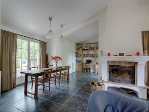 ein Wohnzimmer mit einem Tisch und einem Kamin in der Unterkunft Beautiful riverside villa in Entrecasteaux in Entrecasteaux