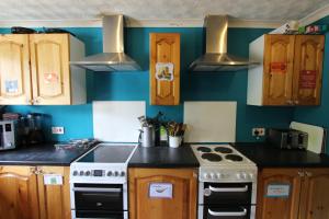 A kitchen or kitchenette at Fort William Backpackers