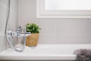 A bathroom at Lets Holidays White apartment with terrace, ac & parking, near beach Még 8 kép