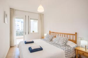 A bed or beds in a room at Lets Holidays White apartment with terrace, ac & parking, near beach