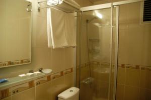 Koupelna v ubytování Merdan Hotel + 37 fotografií