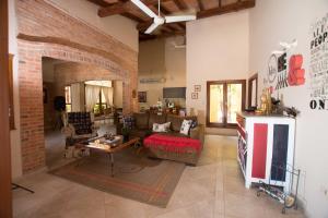uma sala de estar com um sofá e uma parede de tijolos em Casa Berni Beach em San Bernardino