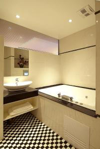 Koupelna v ubytování Qi Hai Motel