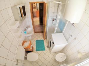 uma vista superior de uma casa de banho com WC e lavatório em Apartments Mandaric em Trogir