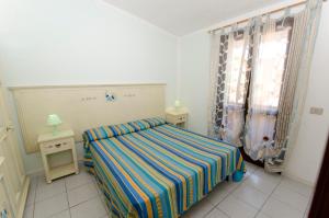 Postel nebo postele na pokoji v ubytování A.I.R. Isola Rossa Borgo di Mare + 37 fotografií