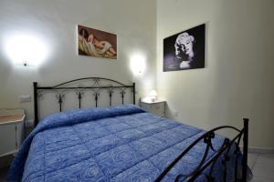 ガリポリにある"At My Home"のベッドルーム1室(青い掛け布団付きのベッド1台付)
