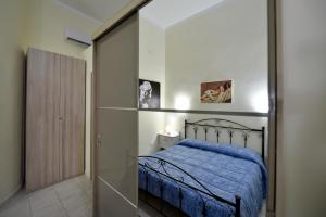 ガリポリにある"At My Home"のベッドルーム1室(青い毛布付きのベッド1台付)