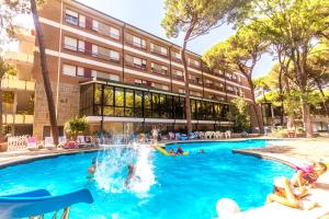a swimming pool with a fountain in front of a building at Meridiana Family & Nature Hotel in Marina Romea