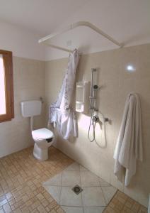 ヴィッラプッツにあるAgriturismo Marongiuのバスルーム(トイレ、シャワー、タオル付)