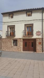 Casa Rural Estrella Mudejar في Caudé: مبنى فيه بلكونتين جنبه