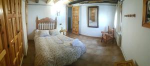 A bed or beds in a room at Casa Rural Estrella Mudejar