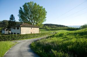 a small village on the side of a road at Il Casale di Santamettole in Barberino di Mugello