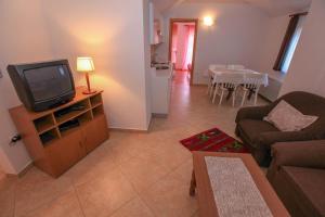 TV a/nebo společenská místnost v ubytování Apartments Lola