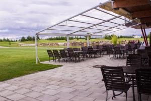 Restaurant o un lloc per menjar a Sand Martin