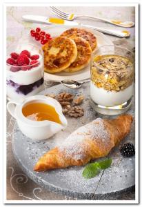 - une table avec des aliments pour le petit-déjeuner et des desserts dans l'établissement 4 Seasons, à Boryspil