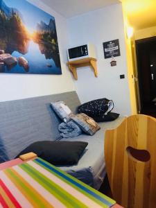 レ・デュー・アルプにあるLes deux Alpes studioのベッドとソファが備わる部屋