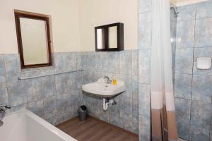 ein Badezimmer mit einem Waschbecken und einer Badewanne in der Unterkunft Good Times Self Catering Apartments in Swakopmund