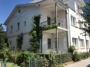 a white house with plants on the side of it at Villa Nordstern in Göhren