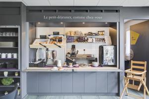 Kuhinja oz. manjša kuhinja v nastanitvi B&B HOTEL Beauvais