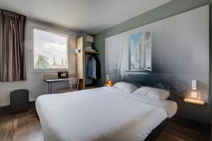 Łóżko lub łóżka w pokoju w obiekcie B&B HOTEL Beauvais
