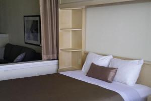 En eller flere senge i et værelse på Royal Harbour Resort