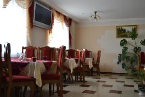 Televízia a/alebo spoločenská miestnosť v ubytovaní Lileya Hotel