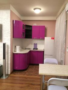 Ett kök eller pentry på Apartments Печерск