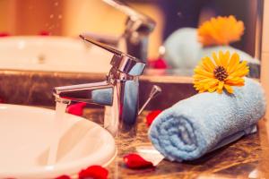 - un lavabo avec une serviette et une fleur dans l'établissement Casablanca Home Stay Apartment, à Casablanca 21 autres photos