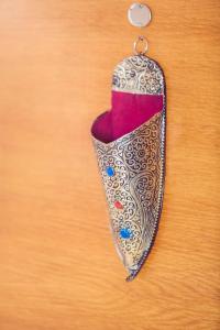 une étiquette accrochée à une table dans l'établissement Casablanca Home Stay Apartment, à Casablanca