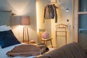 um quarto com uma cama com um saco em Raw Culture Art & Lofts Bairro Alto em Lisboa