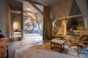 a room with a hammock hanging from the ceiling at Boutiquehotel Staats in Haarlem