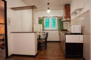 a kitchen with a counter and a table with chairs at Wine Aparts in Mendoza